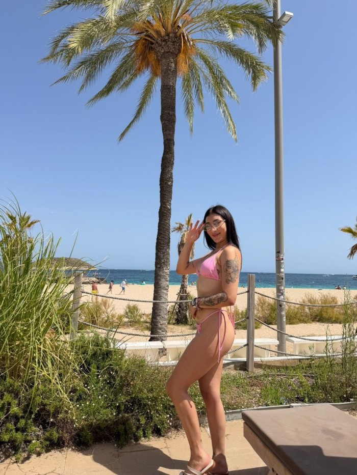 ANA, TU FLACA FAVORITA , EN PALMA FIESTERA Y CALIENTE !