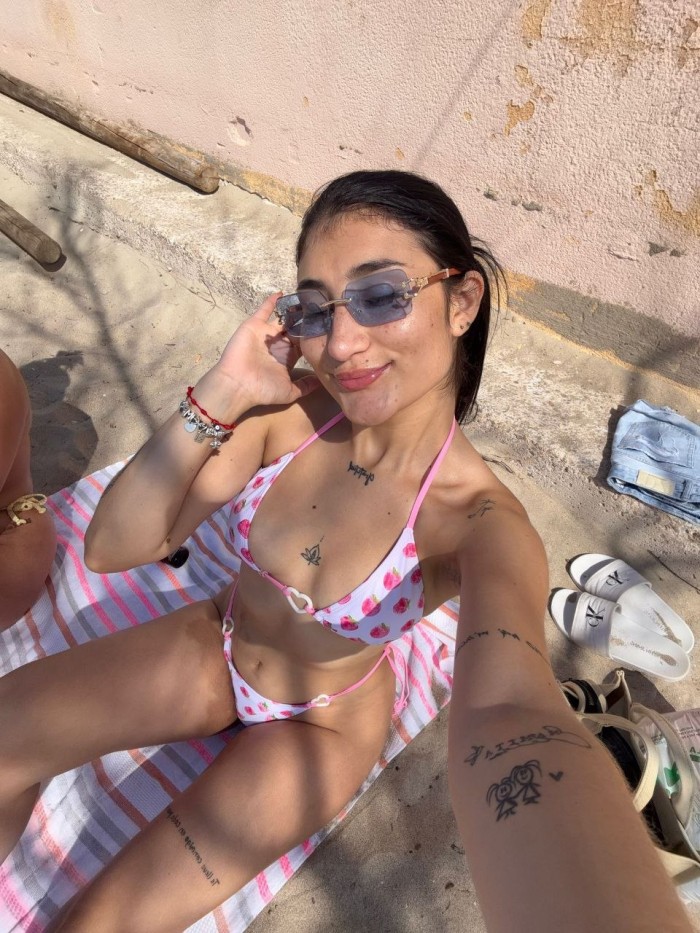 ANA, TU FLACA FAVORITA , EN PALMA FIESTERA Y CALIENTE !