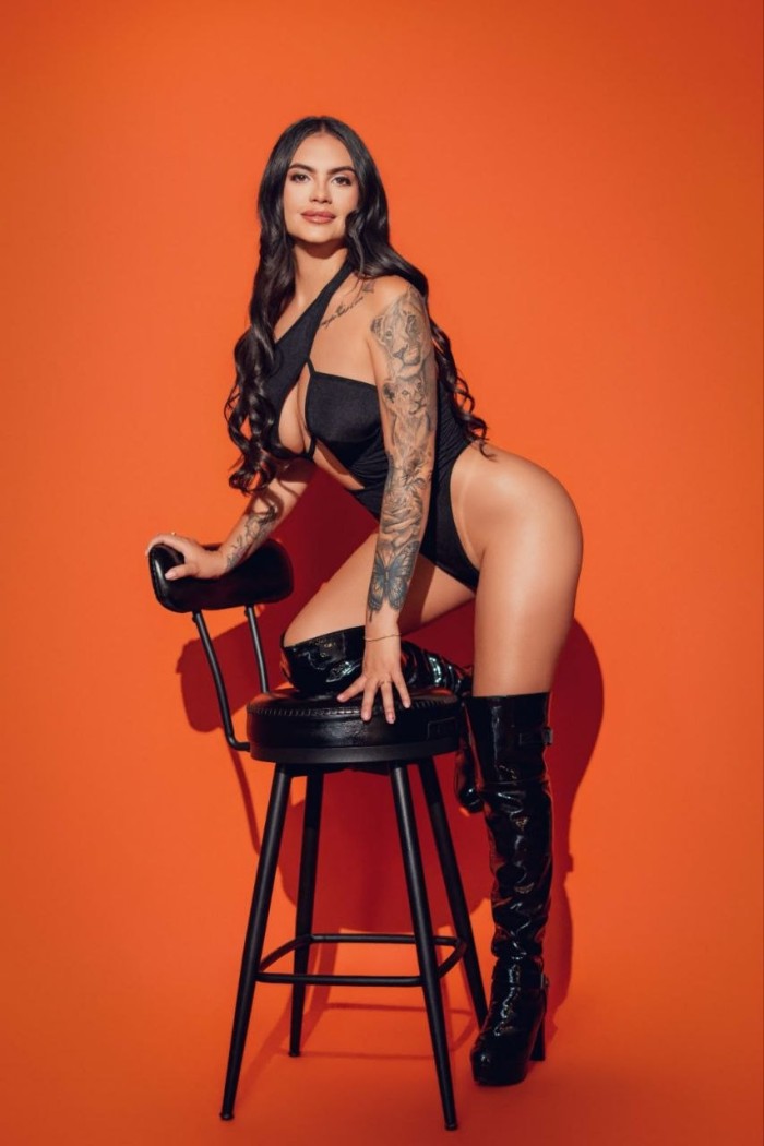 KIMBERLY NALGONA FIESTERA , LUJO Y PLACER !