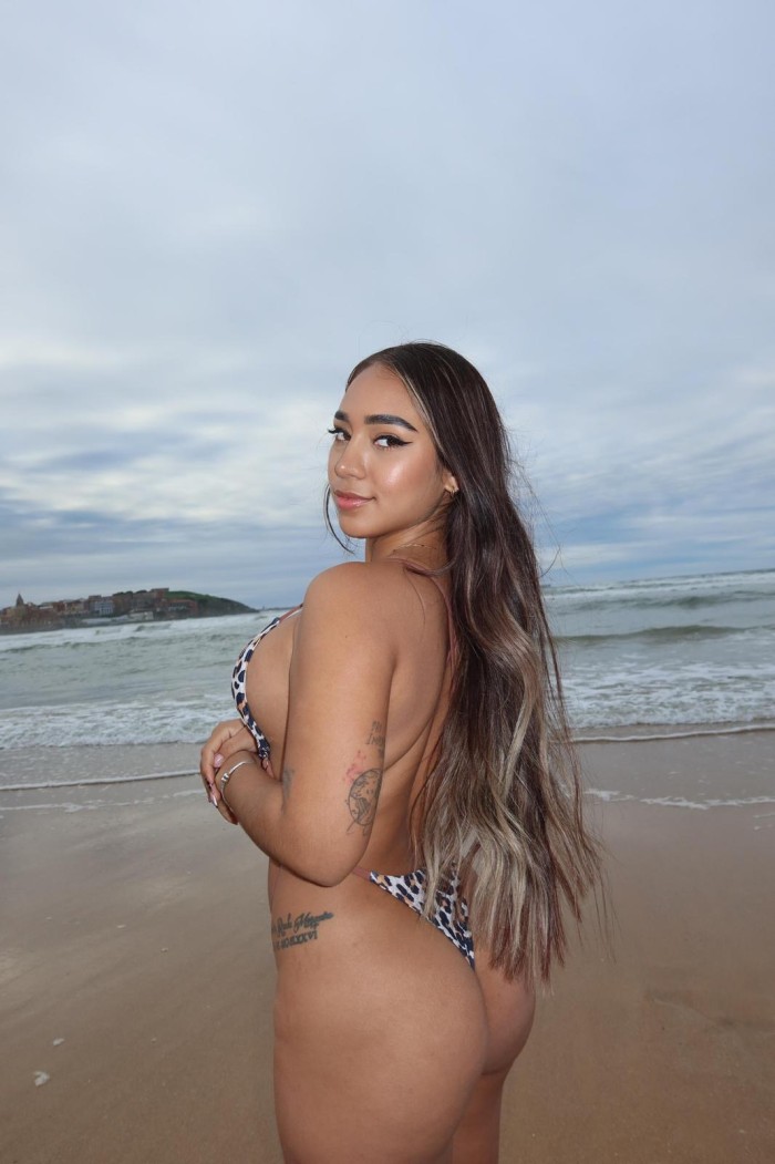 Jovencita fiestera recién llegada