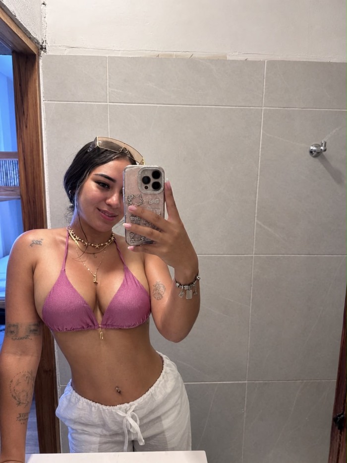 Jovencita fiestera recién llegada