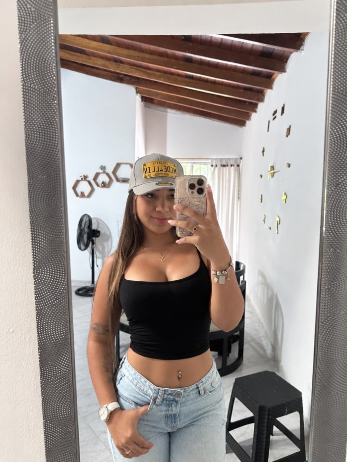 Jovencita fiestera recién llegada
