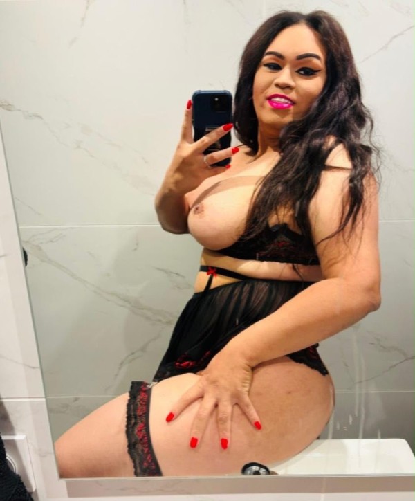 LAVINIA CHICA TRANS EN ( PALAFOLLS )