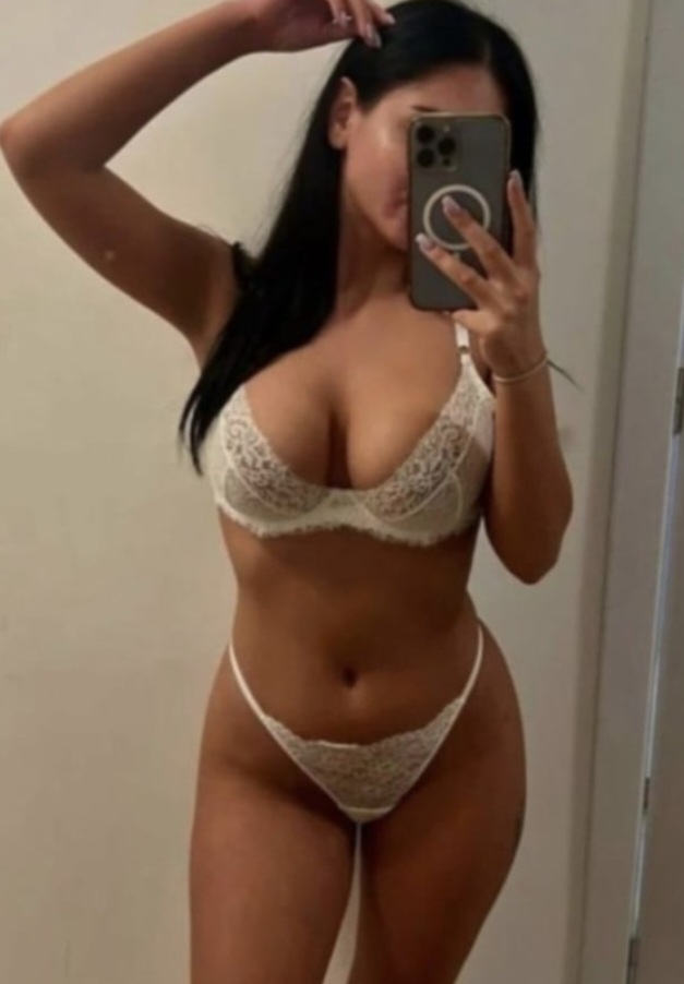 Bella morena implicada agradable atractiva serv60