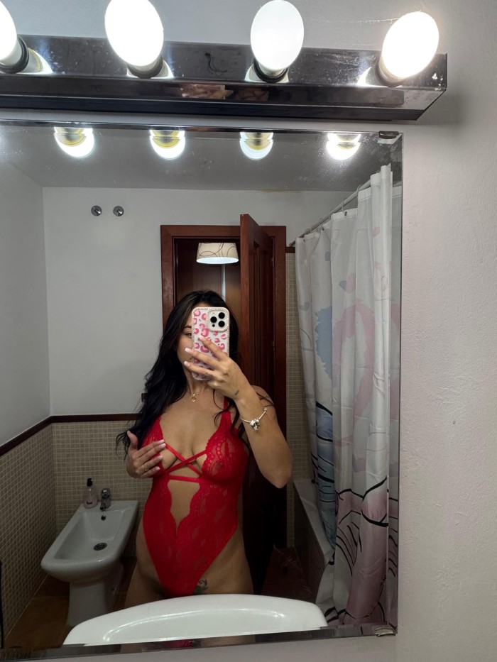 Jovencita canaria de curvas sensuales