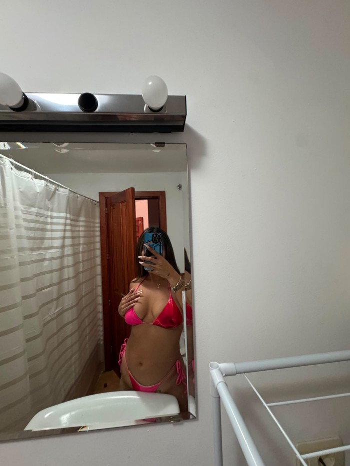 Jovencita canaria de curvas sensuales