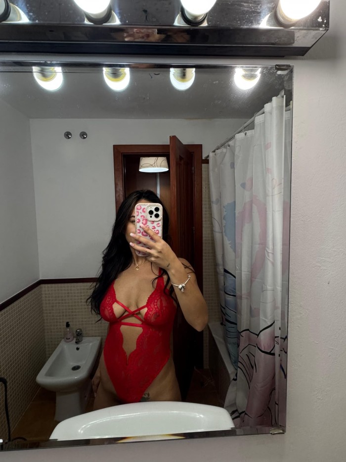 Jovencita canaria de curvas sensuales