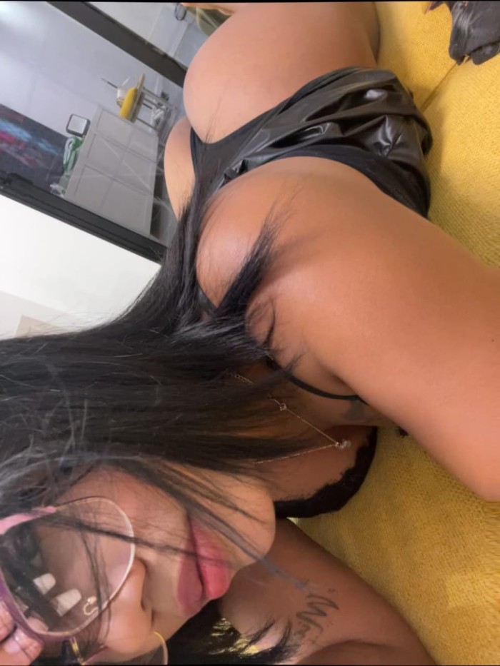 VEN Y COGEME MUY DURO ESTOY ESPERANDOTE