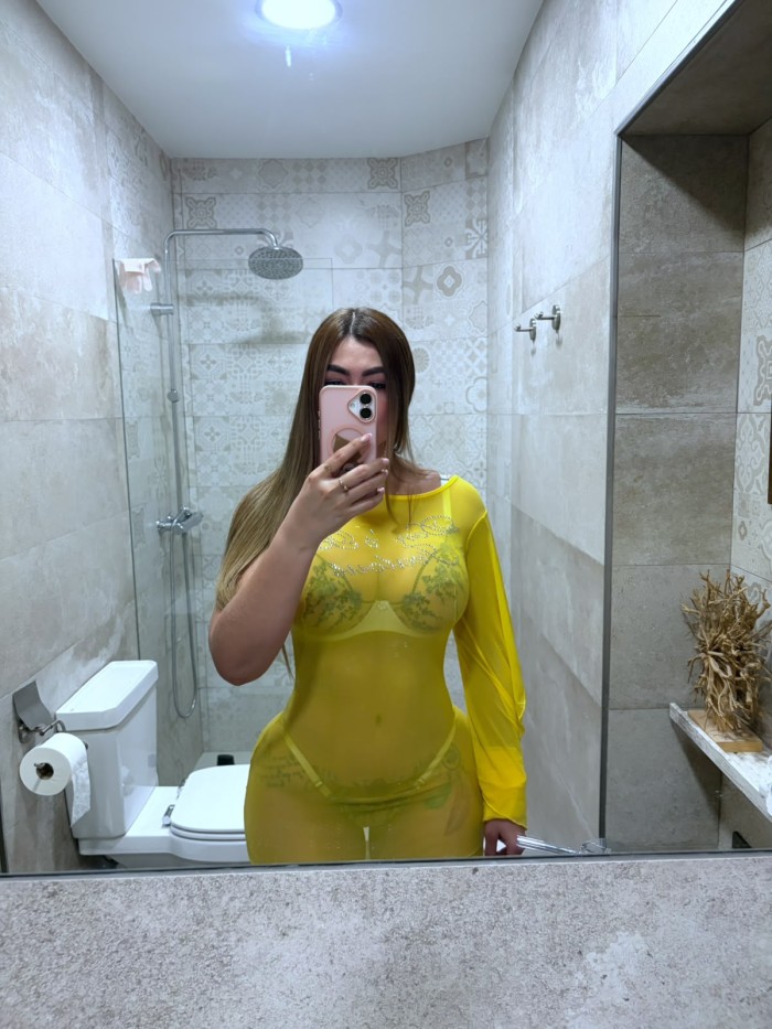 RUBIA MUY TETONA CACHONDA VEN A FOLLARME DURO