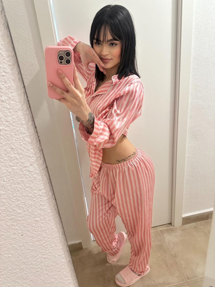 Luna, flaca fiesteras piel blanca tatuada