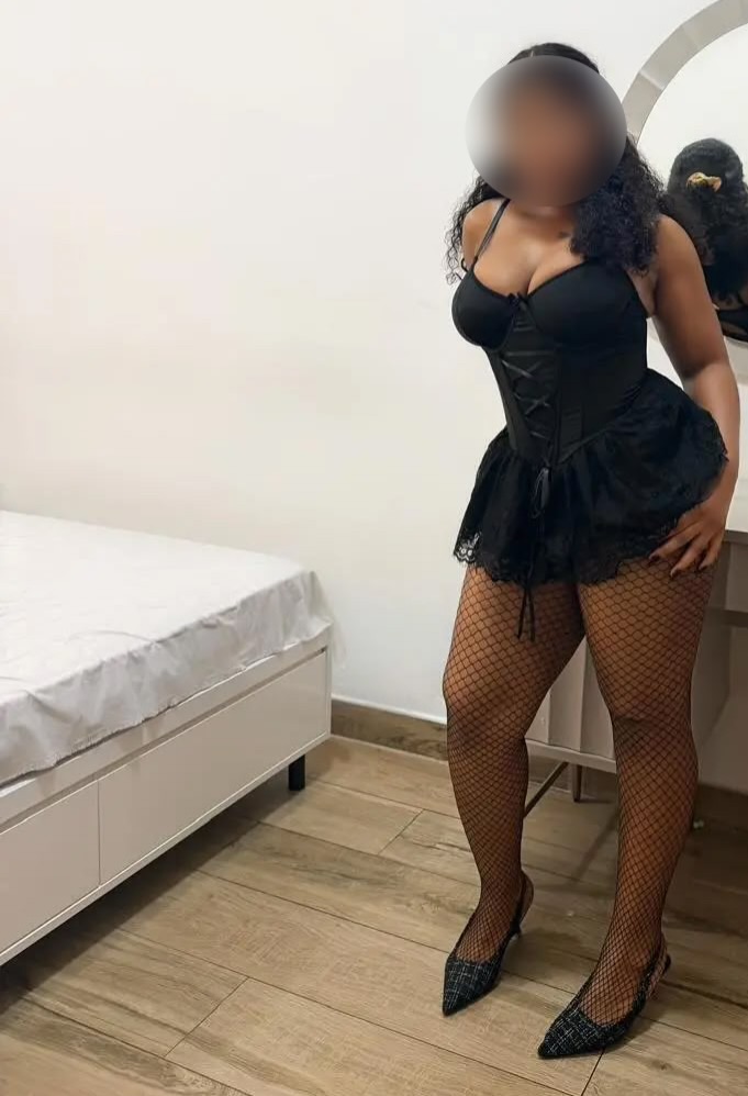 PAMELA HAGO GRIEGO BESOS CON LENGUA EN VIC 24H