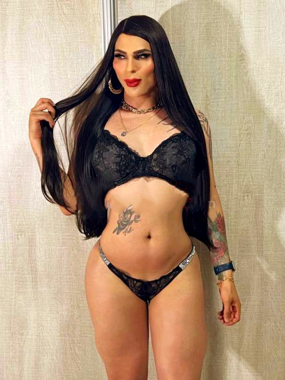 Tranny Claudia morenaza exótica  viciosa culona
