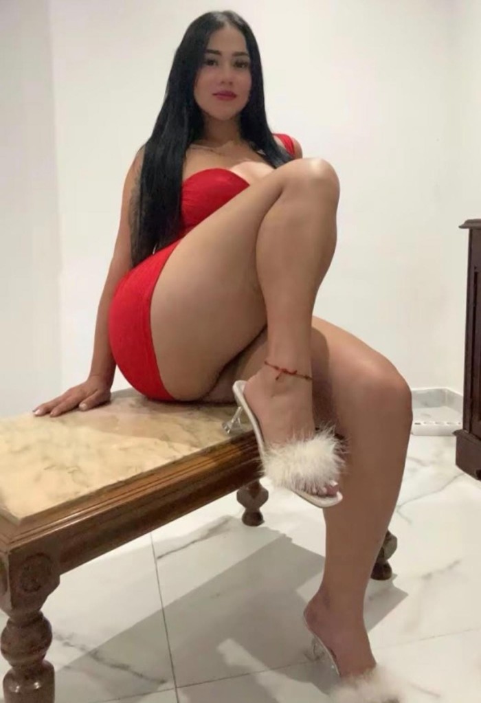 Esperta en tríos y fiestas muy cañera