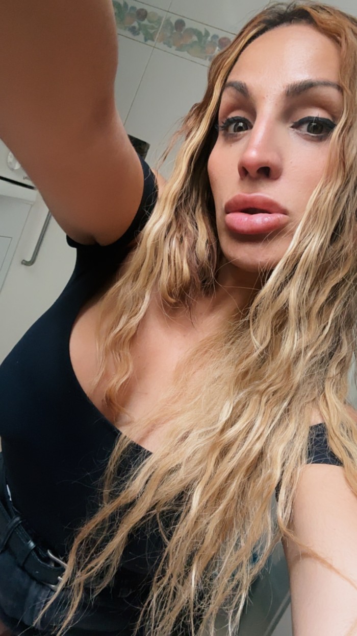 Chica trans catalana con xoxito de diseño