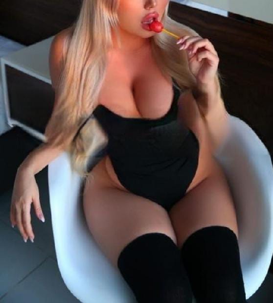RUBIA CULONA Y BIEN CACHONDA