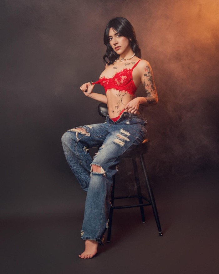 LUNA CHICA ENCANTADORA CARIÑOSA GUAPA FIESTERA