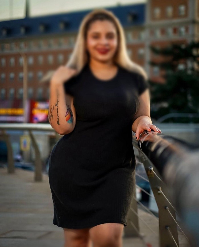 JOVENCITA MASAJISTA PELIRROJA COLOMBIANA NOVEDAD