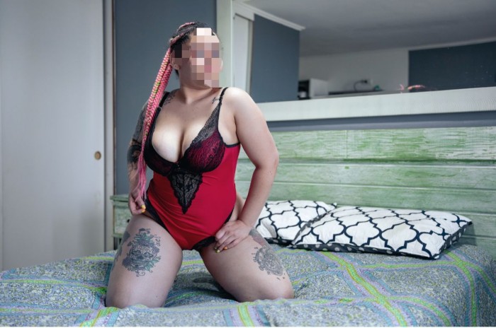 JOVENCITA MASAJISTA PELIRROJA COLOMBIANA NOVEDAD