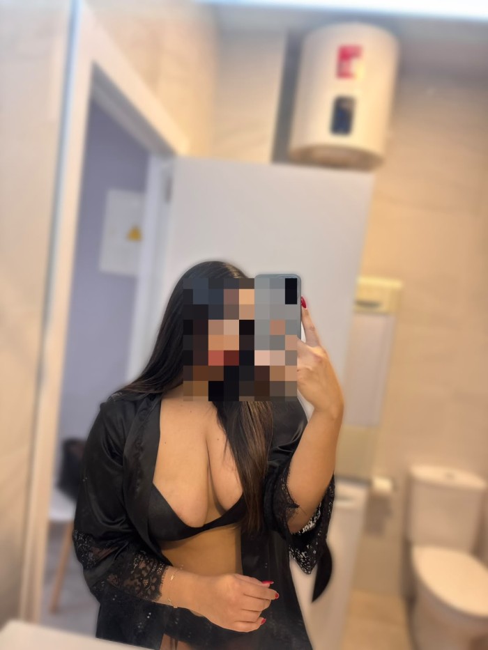 JOVEN VENEZOLANA CON CURVAS DE INFARTO Y SENSUAL