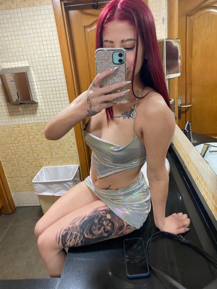 MUÑEQUITA FIESTERA MUY CACHONDA CON GANAS DE SEXO