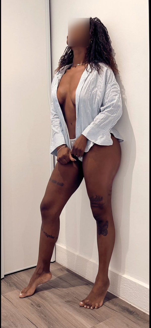 RAQUEL CHICA MORENA ESPLENDIDA BIEN ATRACTIVA Y ELEGANTES EN PONFERRADA