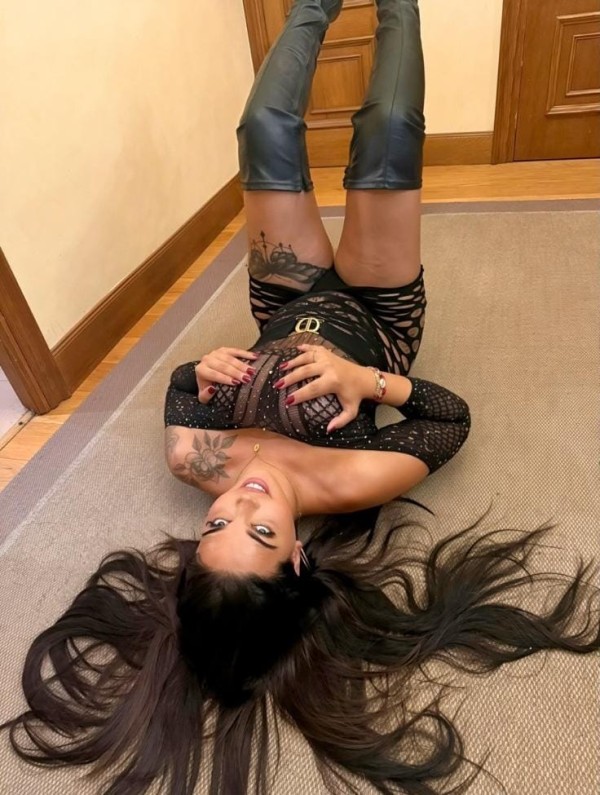 CHICA TRANS FIESTERA CACHONDA ARDIENTE E IMPLICADA