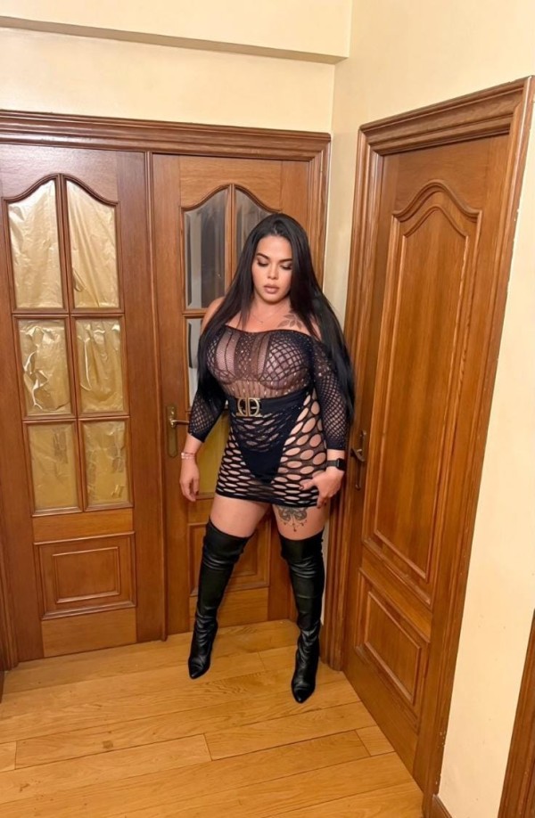 CHICA TRANS FIESTERA CACHONDA ARDIENTE E IMPLICADA