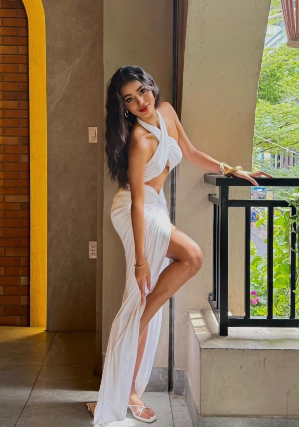 LIA TODA UNA DIOSA LLEGA EN LA CIUDAD