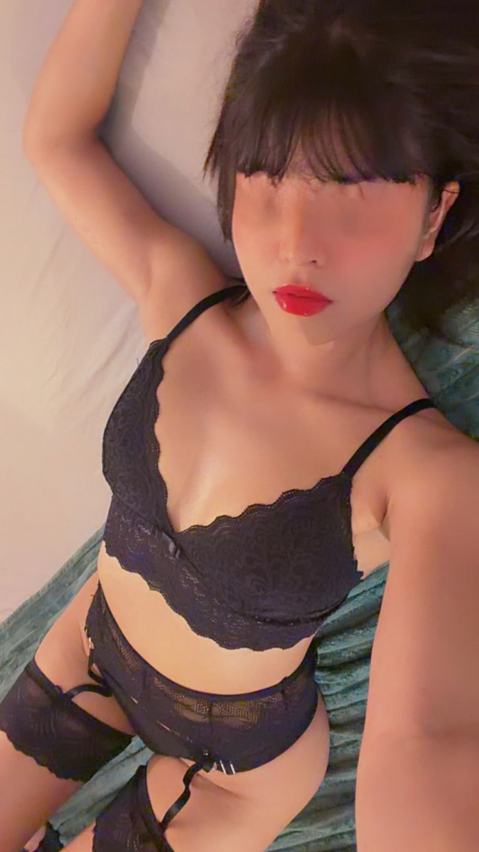 chica brasileña delgada y traviesa