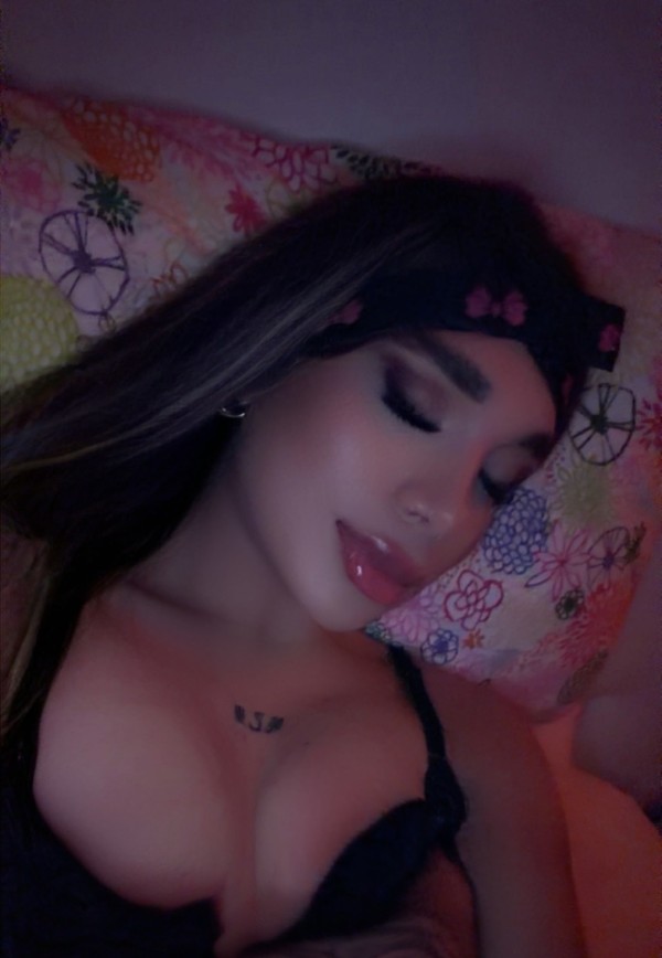 ZOE COLOMBIANA ADICTA A MAMAR POLLAS CON DEVOCIÓN