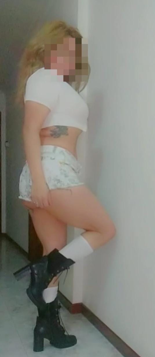 EN ISLA CHICA BOMBA DE SEXO ARDIENTE LUJURIOSA