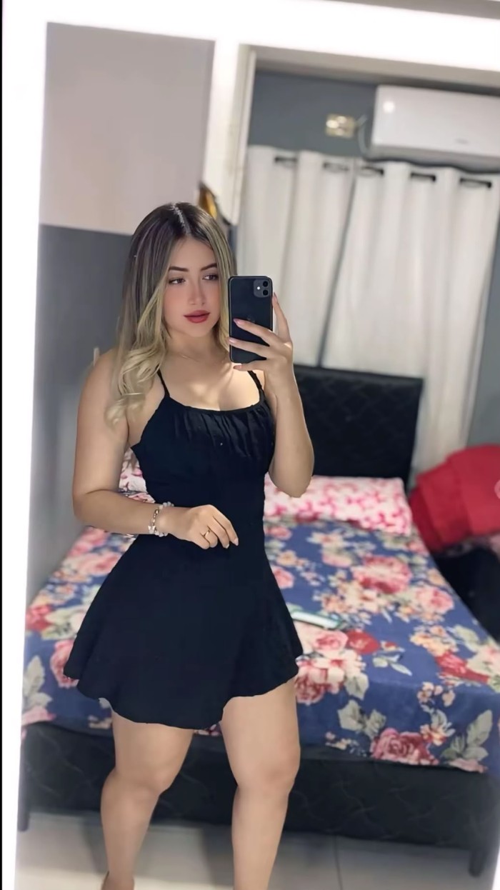 Hermosa muñequita cachonda y sexy