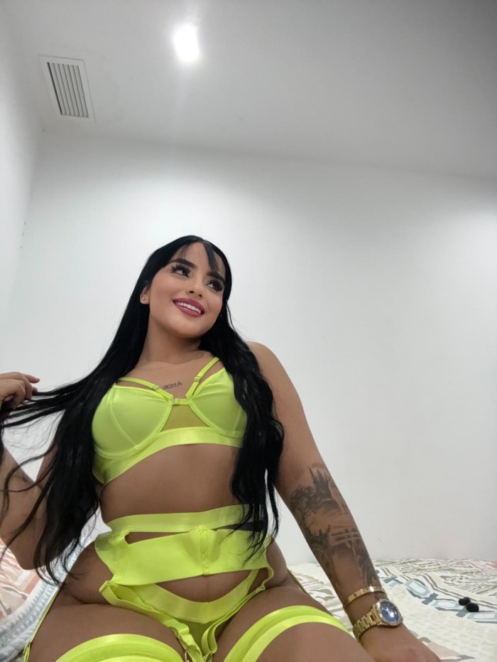 UNA DULCE NIÑATA MUY CACHONDA