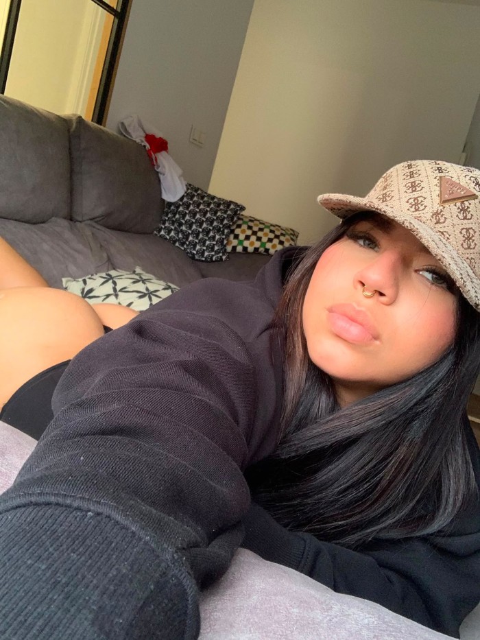 LATINA COMPLACIENTE ESPERANDOTE. ¡RICAS CURVAS!