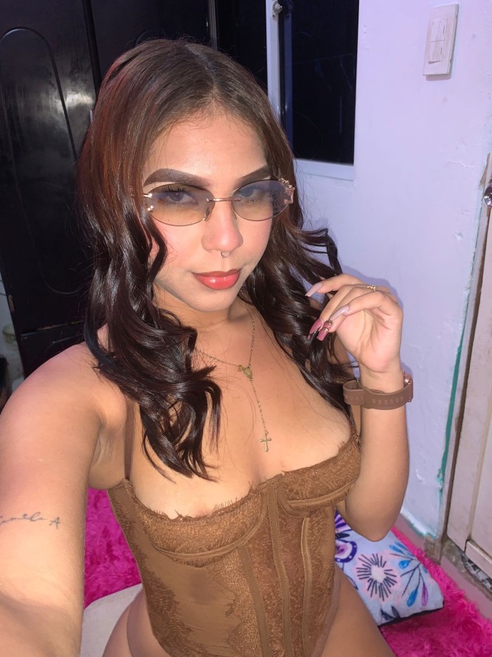 LATINA COMPLACIENTE ESPERANDOTE. ¡RICAS CURVAS!