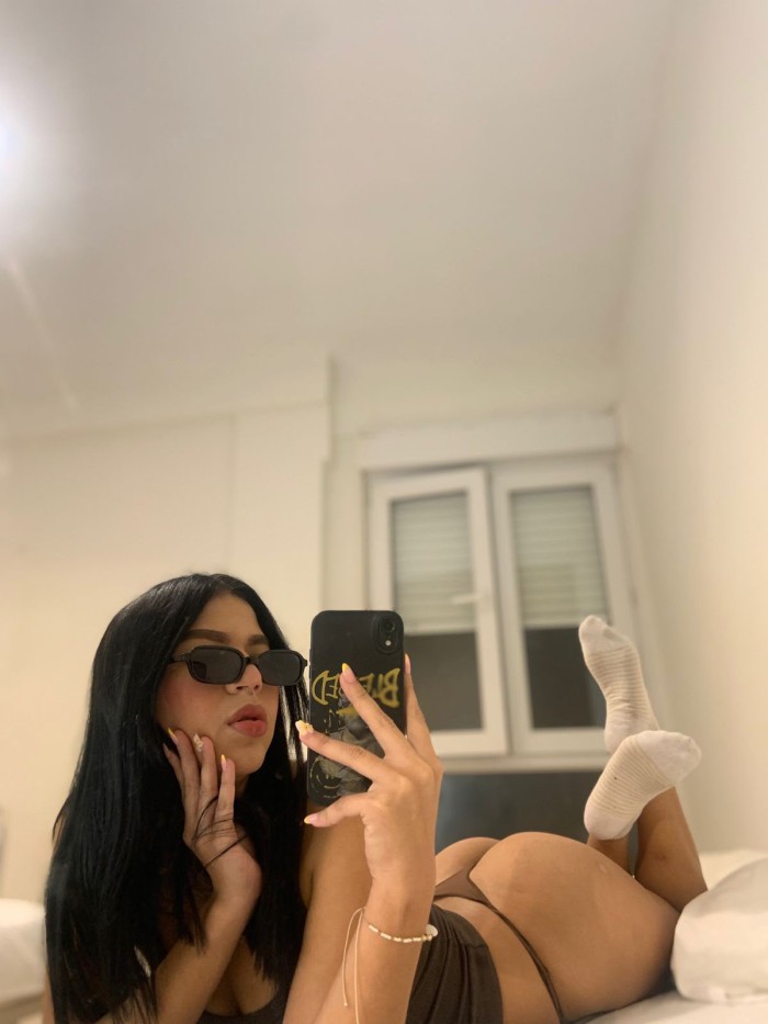 LATINA COMPLACIENTE ESPERANDOTE. ¡RICAS CURVAS!