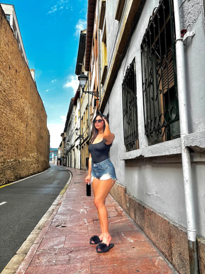 LATINA COMPLACIENTE ESPERANDOTE. ¡RICAS CURVAS!
