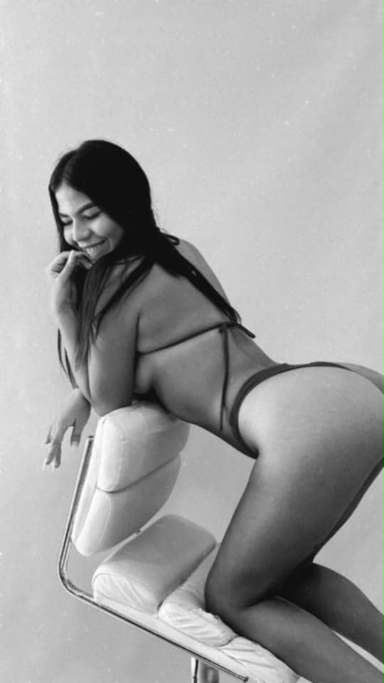 LATINA COMPLACIENTE ESPERANDOTE. ¡RICAS CURVAS!