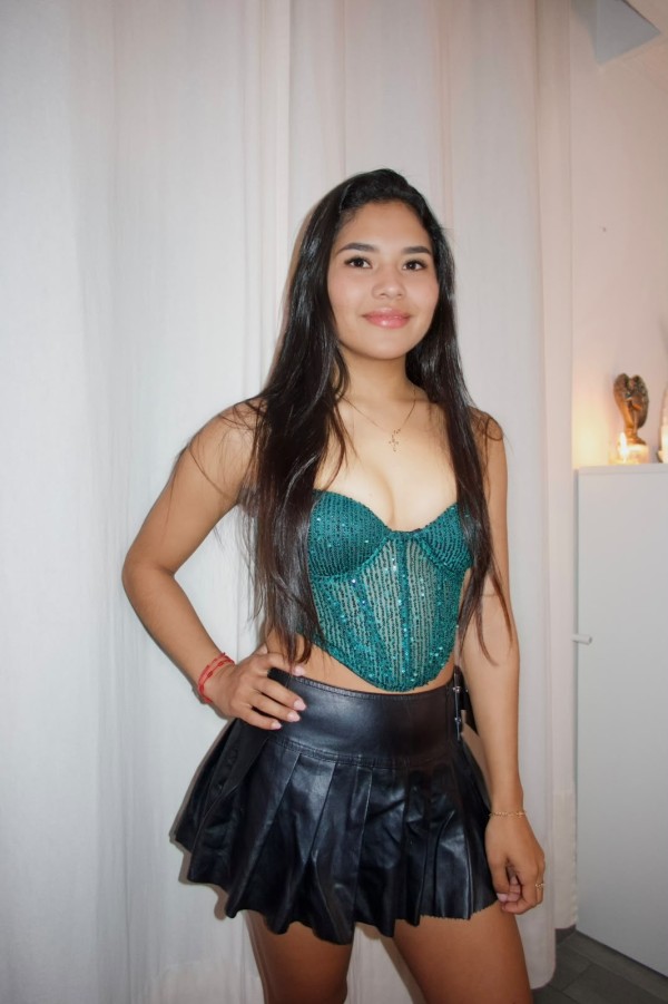 JOVENCITA FIESTERA CON UN COÑITO DELICIOSO PARA TI
