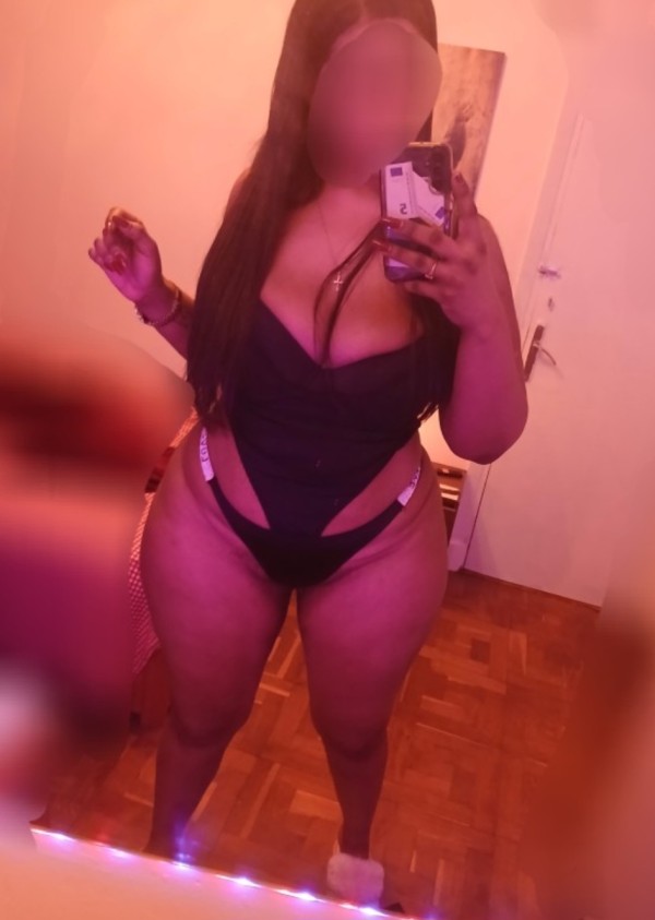 Hermosa chiquilla sonriente y cachonda fiestera con pecho natural