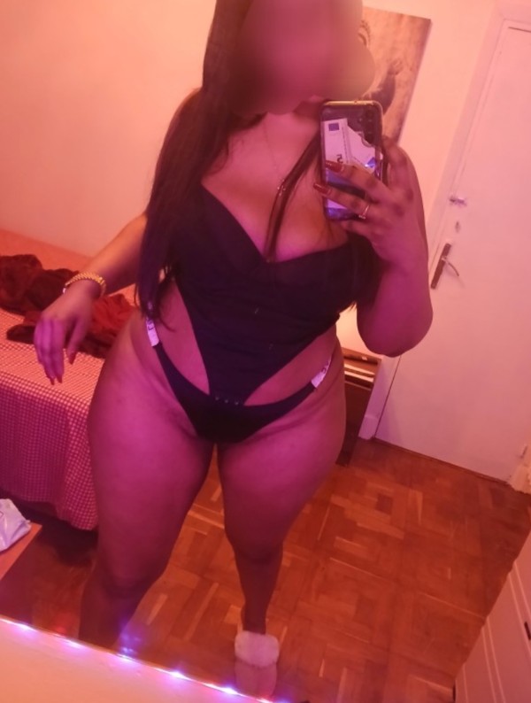 Hermosa chiquilla sonriente y cachonda fiestera con pecho natural