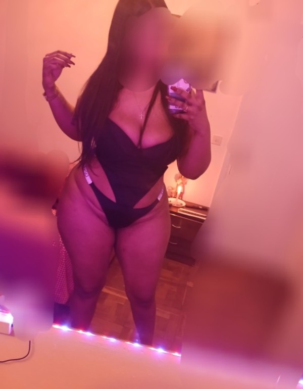 Hermosa chiquilla sonriente y cachonda fiestera con pecho natural