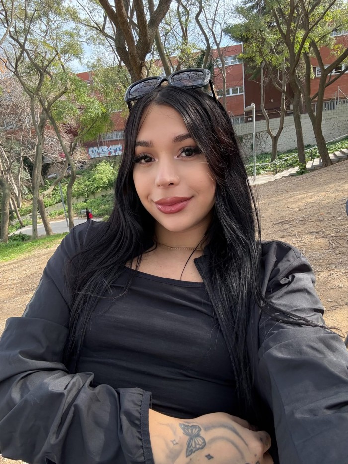 HERMOSA Y JOVEN TRANS COLOMBIANA