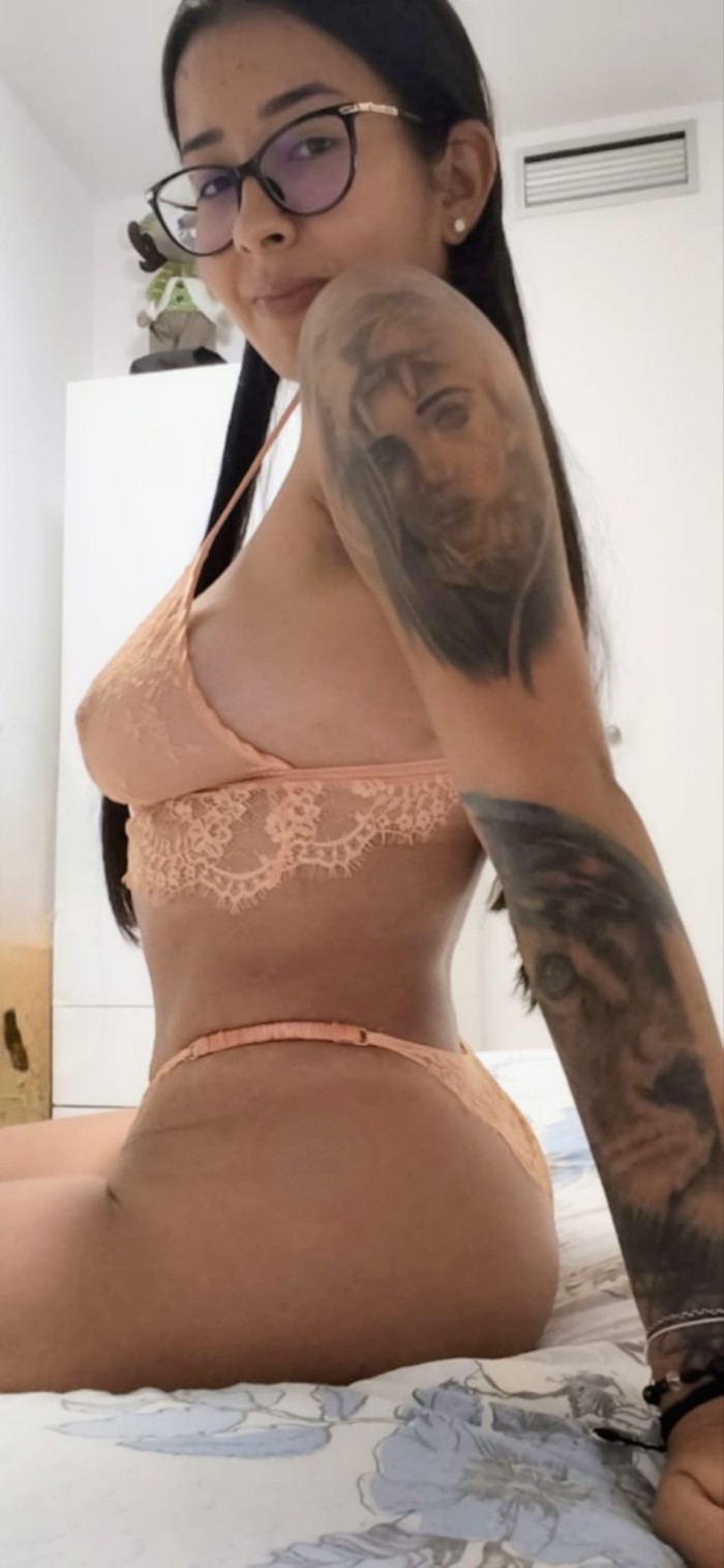 DISFRUTA DE MI COÑITO MUY ESTRECHO FIESTERA SEXY