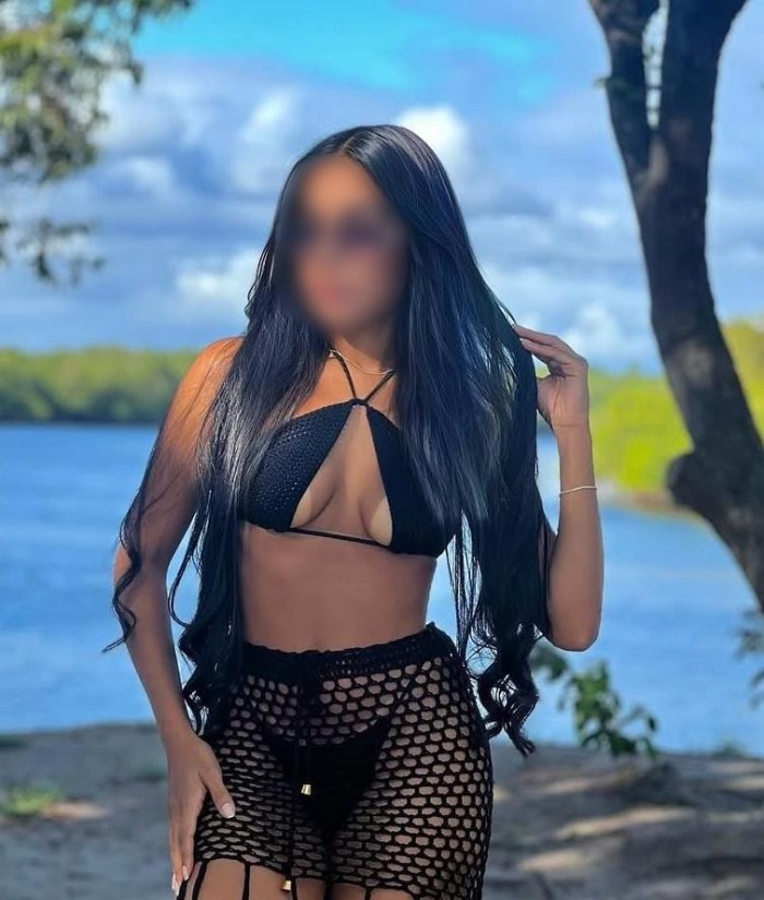 EN TRIUNFO DELICIOSA MORENA CON GANAS DE POLLA