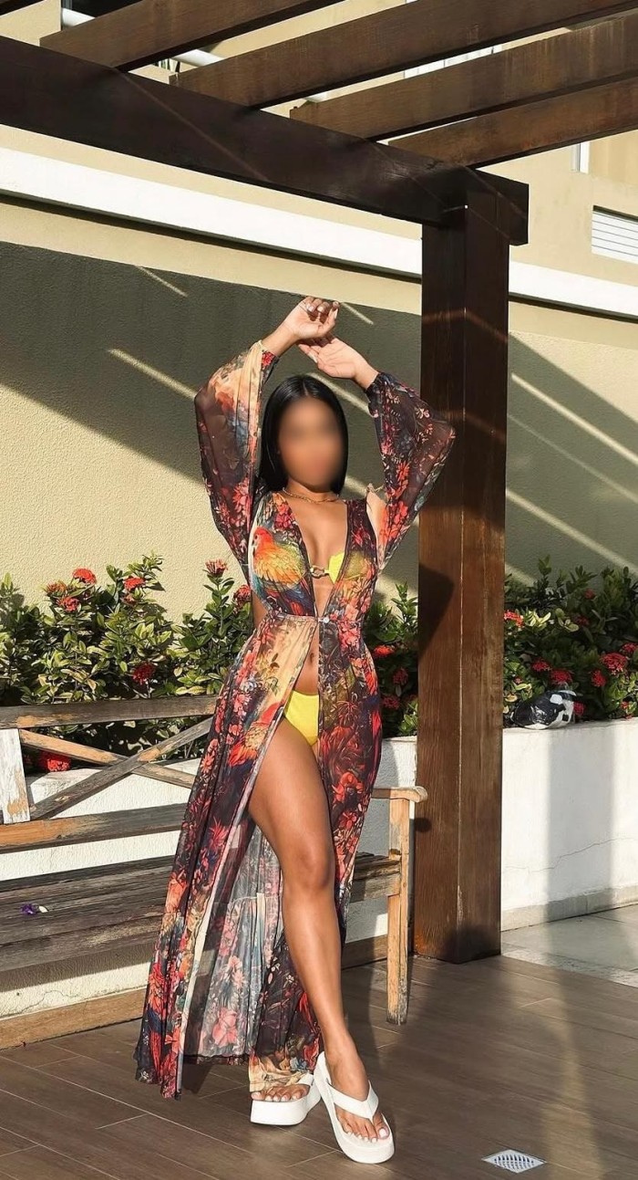 EN TRIUNFO DELICIOSA MORENA CON GANAS DE POLLA