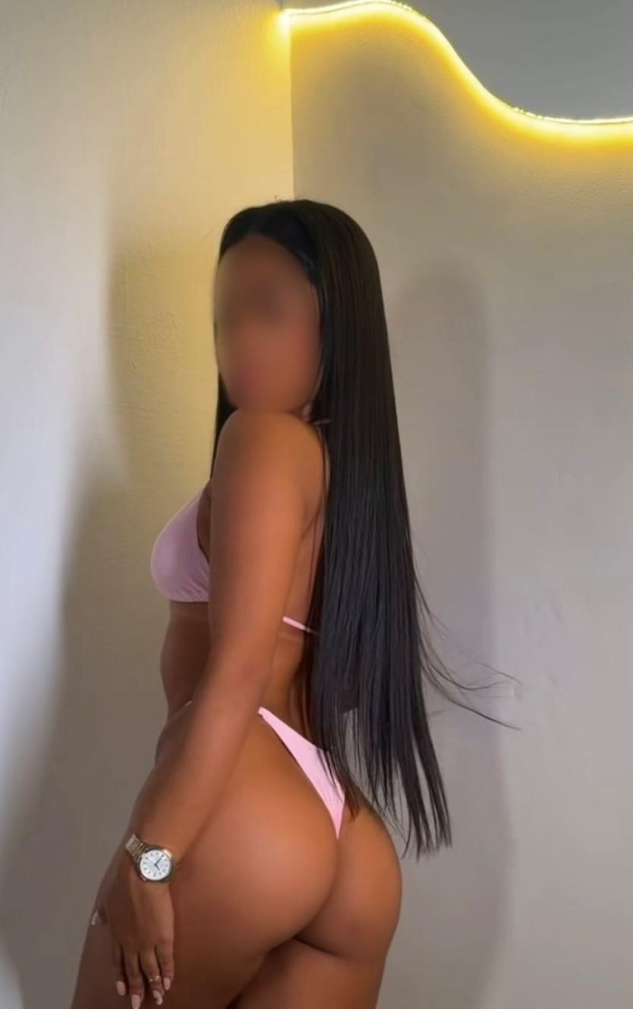EN TRIUNFO DELICIOSA MORENA CON GANAS DE POLLA