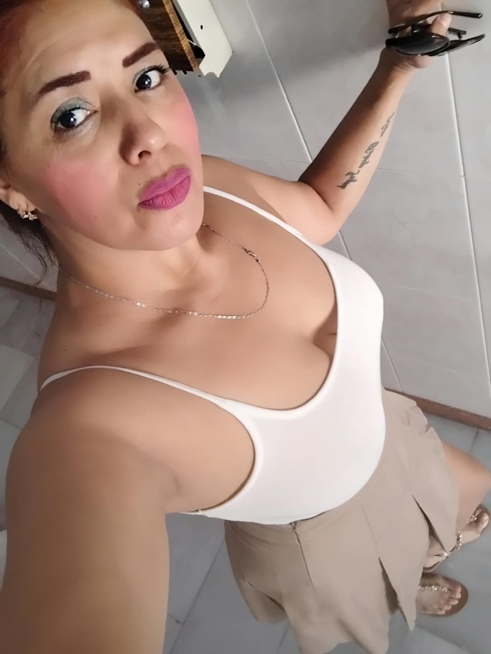 Adriana madurita guapa, fiestera a tope x Jaén.