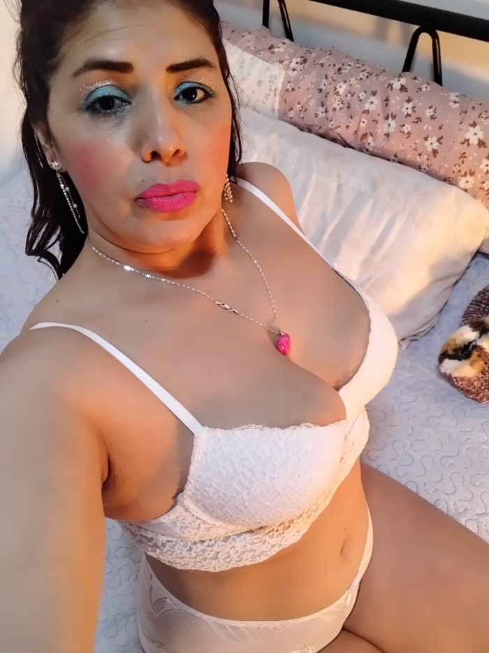 Adriana madurita guapa, fiestera a tope x Jaén.