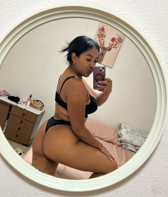 Chica muy simpática guapa complaciente